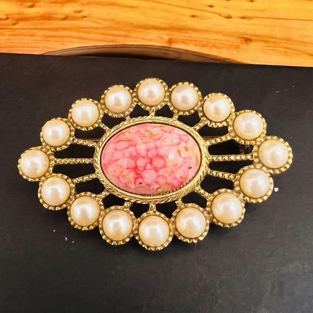Vintage 1928 Pearl Brooch Pink Faux Stone CABOCHON Gold Eye Designer PRETTY 4099